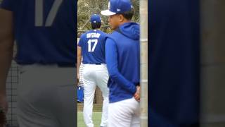 高津臣吾さんが待っていた人、大谷翔平選手が突然現れてファンの「やばーい」という声が聞こえて来ました。今年のキャンプに大谷翔平選手が初お目見えした瞬間。#dodgers #shoheiohtani
