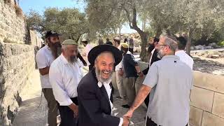 ריקודים ושירים עם הרב אלישע והישיבה לאחר תפילת המנחה (ישיבת הר הבית) - התמונה מוצגת ישירות מתוך אתר האינטרנט יוטיוב. זכויות היוצרים בתמונה שייכות ליוצרה. קישור קרדיט למקור התוכן נמצא בתוך דף הסרטון ריקודים ושירים עם הרב אלישע והישיבה לאחר תפילת המנחה (ישיבת הר הבית) - התמונה מוצגת ישירות מתוך אתר האינטרנט יוטיוב. זכויות היוצרים בתמונה שייכות ליוצרה. קישור קרדיט למקור התוכן נמצא בתוך דף הסרטון