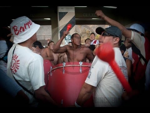 "Vamo a ganar la copa...â™«â™« - TRINCHERA NORTE" Barra: Trinchera Norte • Club: Universitario de Deportes • País: Peru