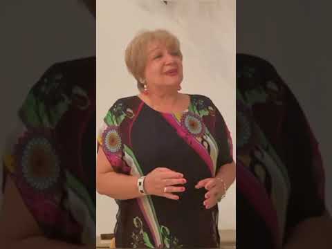 Trëndafilet-Koço Uçi, kendon: Fatbardha Sulejmani Veli , shoqëron në piano: Patris Pëllumbi