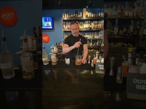 How to Make a Smoked Old Fashioned with Aged & Charred Smoker Top | Mitch e Amaro Tutorial