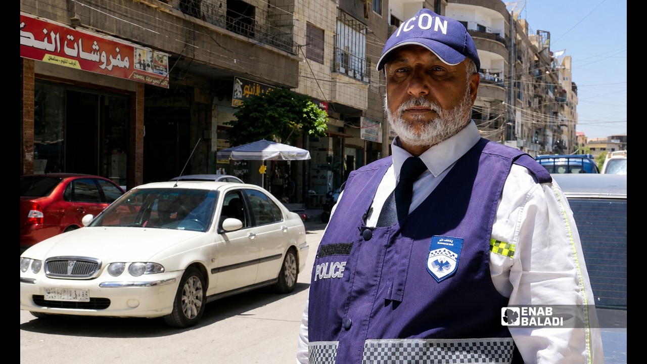 علي الخلف.. شرطي مرور يخفف ازدحام شارع الثورة في داريا