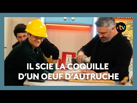 INSOLITE. Il scie la coquille d'un oeuf d'autruche géant en direct sur le plateau