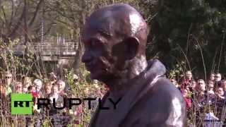 preview picture of video 'Germany: PM Modi unveils bust of Gandhi in Hanover'