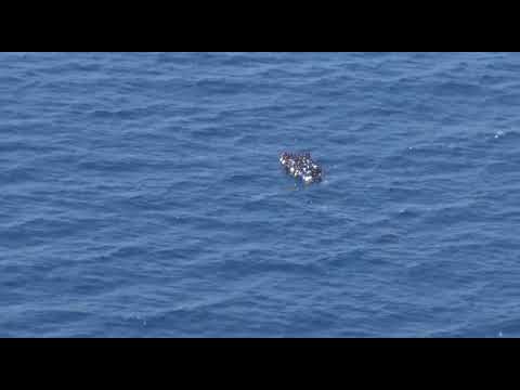 Il video del barcone alla deriva. Cargo italiano con 60 naufraghi a Lampedusa