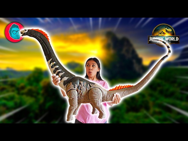 Vídeo relacionado con Mattel Jurassic World: El Renacer, Grandes embestidas, Eotricerátops Figura de dinosaurio de juguete de especie grande, con 2 embestidas activadas con la cola, juego digital, JGB93