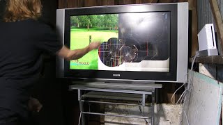 Angry Gamer Destroys Nintendo Wii