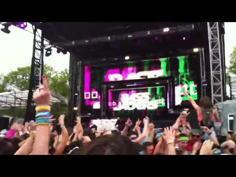Bassjackers drop Steve Aoki & Tommy Trash vs. Mr. Hudson - Forever Ladi Dadi at EDC NYC 2013