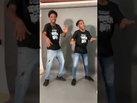 TOMEM NOTA BRINCA NO BONECO #music