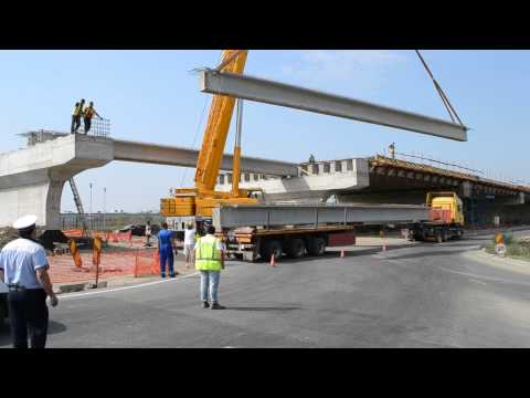 Montarea grinzilor la suprapasajul peste DN 79 din Calea Aradului