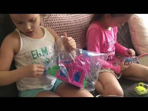 Twins Clara e Sarah abrindo os presentinhos da Toys r Us | Veda 7 | Abril 2018