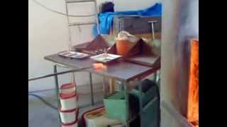 glaskunstneren Stefan laven en klump glas om til en fugl