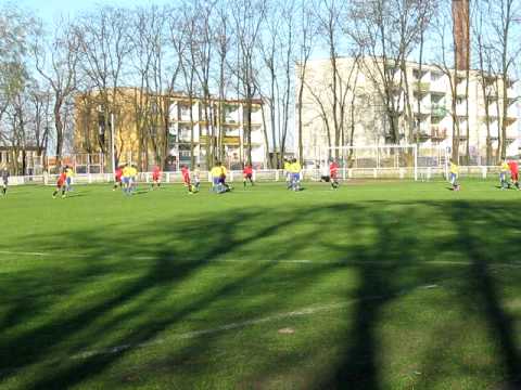 pod bramką MKS (strzela Z. Bierć)