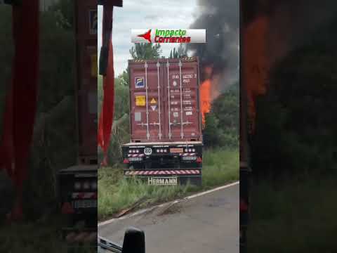 Una persona murió calcinada x chocar con un camión en Santo Tomé Corrientes #noticias @merberon