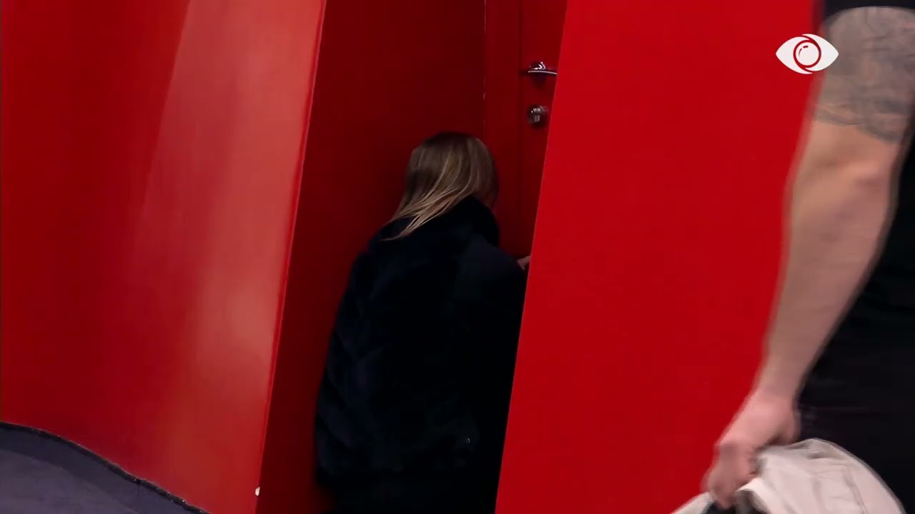 “Mu sulën të gjithë”/ Rogerti-Juelës: Edhe Brikena që deri dje ka ndenjur me ty? Aq e fortë je sa…