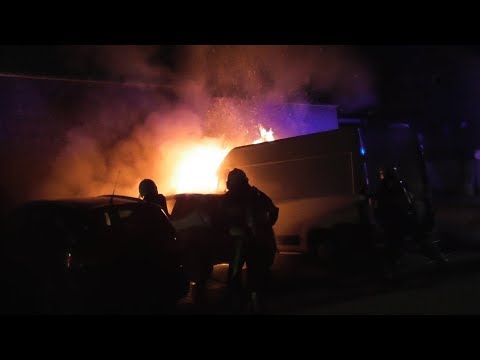 Prio 1 TS 21-3131 met spoed naar dubbele voertuigbrand in Oss
