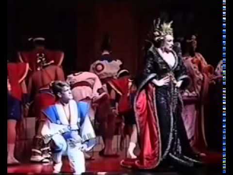 Geraldine Turner in THE MIKADO