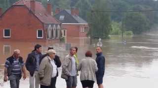 preview picture of video 'Inondation à Ittre - Sauvetage des riverains par bateau pneumatique'
