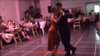 JESICA ARFENONI y ROBERTO ZUCCARINO bailando el tango ESTA NOCHE DE LUNA en FLOREAL MILONGA