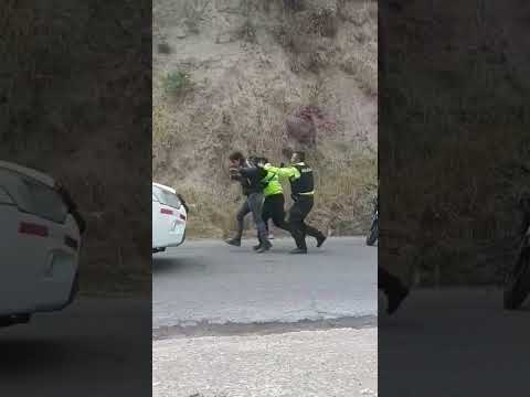 Policías golpean y llevan detenido Chimborazo Cantón Alausí durante las protestas Daniel Noboa .