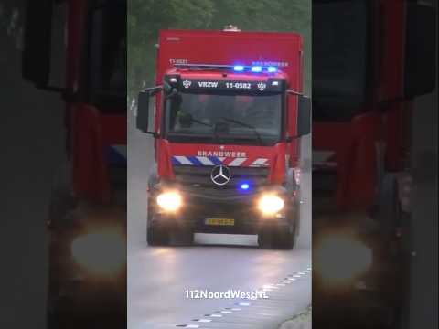 Brandweer Wormerveer, Haakarm en Dienstbus met PRIO 1 naar een inzet in Andijk