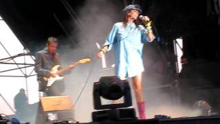 bebe SKA DE LA TIERRA(directo festival Arenal Sound)Shara"laRelajá"