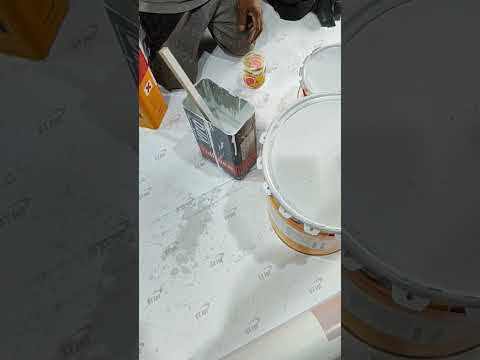 Mixing thinner into paint |