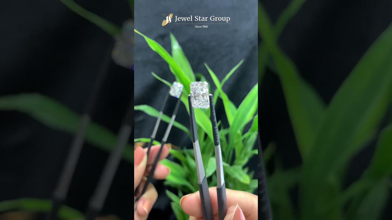 This exquisite Radiant Cut Diamond