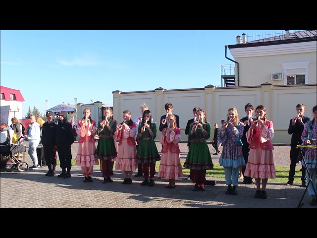 День города Лаишево. Играет флейта. Проход главы. Автор видео Людмила Никифорова