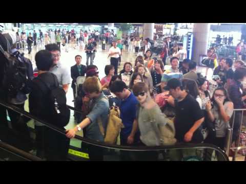 [FANCAM] 110902 Super Junior with Zhoumi & Henry at Gimpo airport