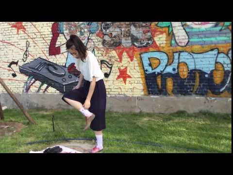 Ge and Vivi play with colors outdoors in new white socks 2of2 PREVIEW