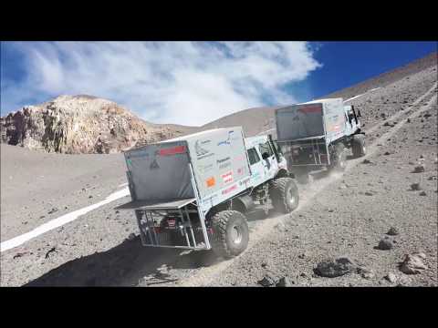 Unglaubliches Unimog-Tandem erklimmt höchsten Vulkan der Welt