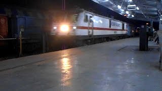 preview picture of video 'New Delhi  Howrah Rajdhani Express Via Gaya arriving Allahabad Junction'