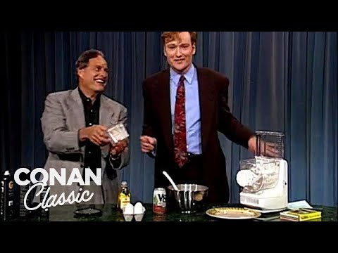 Ron Popeil向Conan和La Bamba展示了他的噴霧式髮型是如何工作的--"Late Night With Conan O'Brien"。 (Ron Popeil Shows Conan & La Bamba How His Spray-On Hair Works - "Late Night With Conan O'Brien")