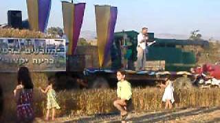 preview picture of video 'bikurim 2009 kibbutz ruhama חג הביכורים קיבוץ רוחמה'