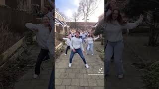 2022 01 10 TikTok Musical Master Barry Manilow Dancing In The Aisles