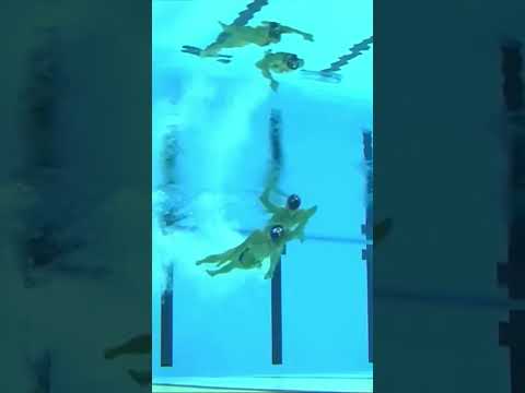 Campeona de nado sincronizado caminó  en 360º bajo el agua