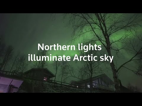 フィンランドの上空を照らすオーロラ (Northern lights illuminate sky above Finland)