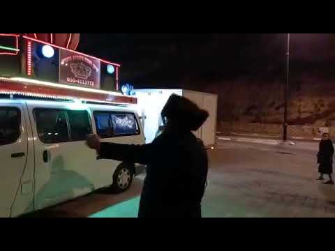 אדמור מבארדיטשוב בריקוד מיוחד עם בעל רכב התהלוכות הותיק והמנוסה.(היארדענער רבי).....