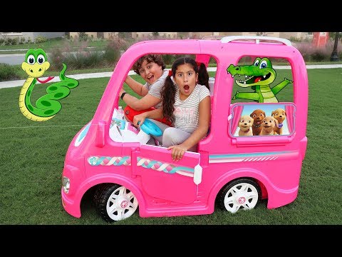 Maria Clara and JP ride in the toy car for a radical picnic! ♥ Barbie car Camping adventure