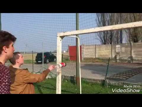 "Bottle flip sulla traversa"