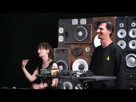 HGU Sessions u Brozovoj 8a: cura i dečko - DAWLESS skladanje i izvedba uz elektronski setup kao bend