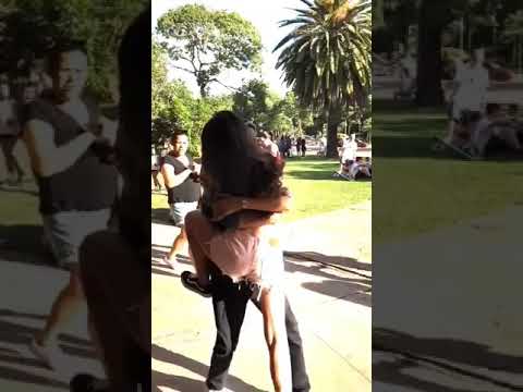 Casal se encontrando depois de 2 anos. Alguém sabe o nome dessa música?