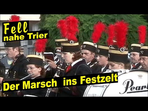 FELL/Mosel (D). 2005. Bergmannskapelle Fell (BkF). Der Marsch ins Festzelt. 50 Jahre BKF