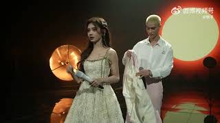 Download lagu Ju Jingyi and INTO1 Mika「晚风告白 • Evening Breeze Confession」 behind-the-scene for Kuaishou 1001 Nights mp3