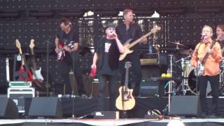 The Monkees - She Makes Me Laugh (Ottawa Bluesfest 2016)