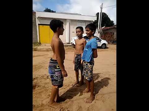 Briga de menino pequeno