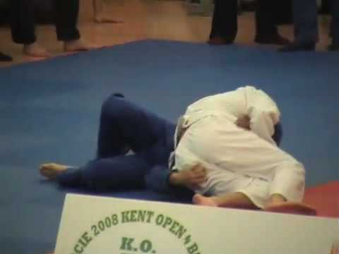 Jadon getting his arm popped with an Amaricana - Andy Roberts BJJ @ BJJ Kent Open 2008