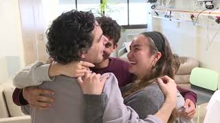 עופר קלדרון נפגש עם ילדיו (עדכוני משרד ראש הממשלה) - התמונה מוצגת ישירות מתוך אתר האינטרנט יוטיוב. זכויות היוצרים בתמונה שייכות ליוצרה. קישור קרדיט למקור התוכן נמצא בתוך דף הסרטון