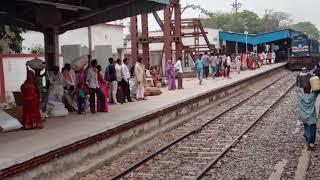 preview picture of video 'Train no 13106 BUI SDAH express arriving at suraimanpur and Xing with 19046 Tapti ganga exp.'
